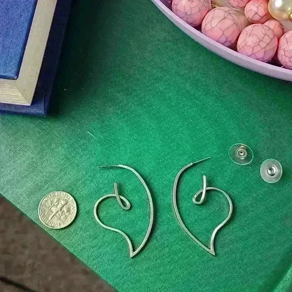 Silver tone twisted earrings - Picture 5 of 9